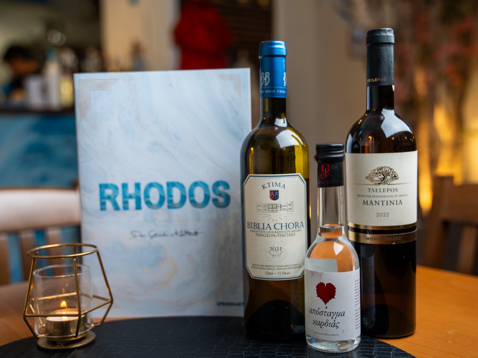 Rhodos-Speisekarte mit griechischen Weinen