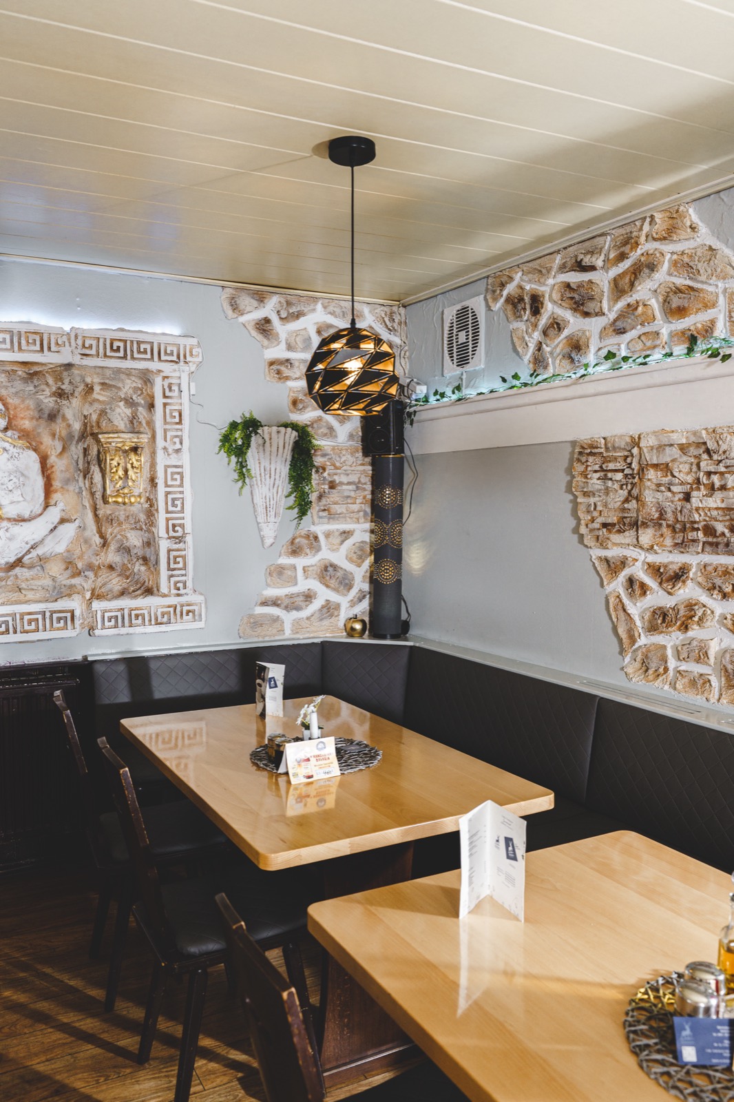 Sitzecke mit Natursteinwand